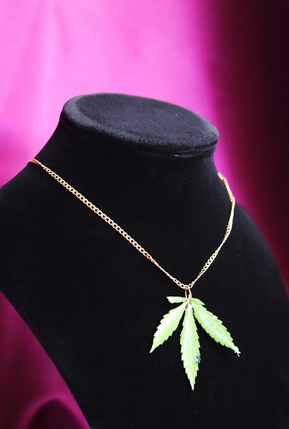 Collares De Hoja - The Hemp Leaf Necklaces Ranchera Familia
