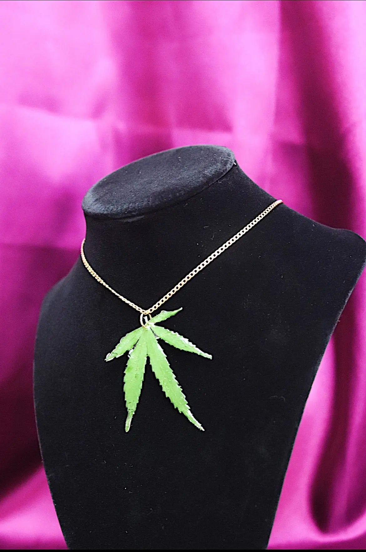 Collares De Hoja - The Hemp Leaf Necklaces Ranchera Familia