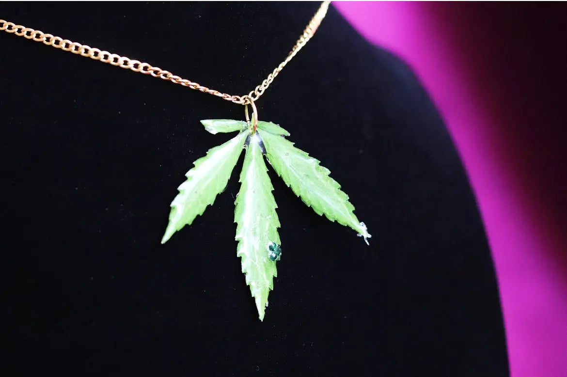 Collares De Hoja - The Hemp Leaf Necklaces Ranchera Familia