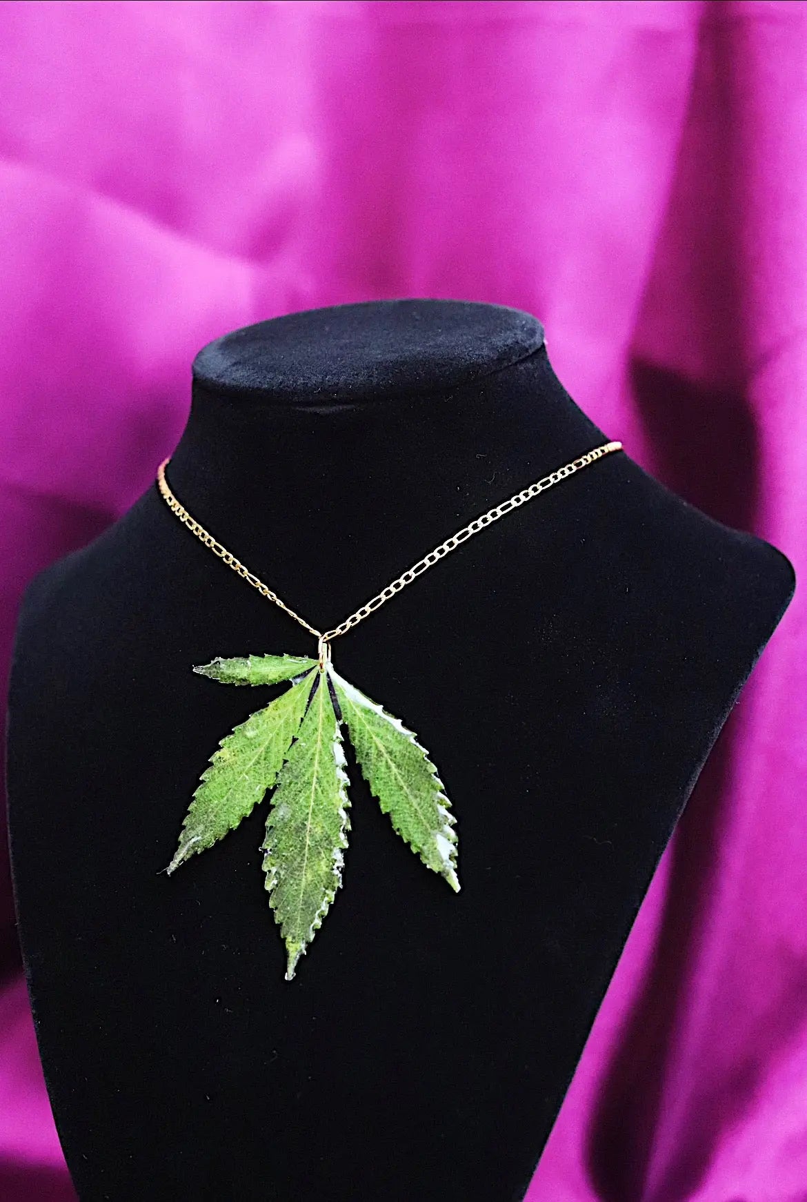 Collares De Hoja - The Hemp Leaf Necklaces Ranchera Familia