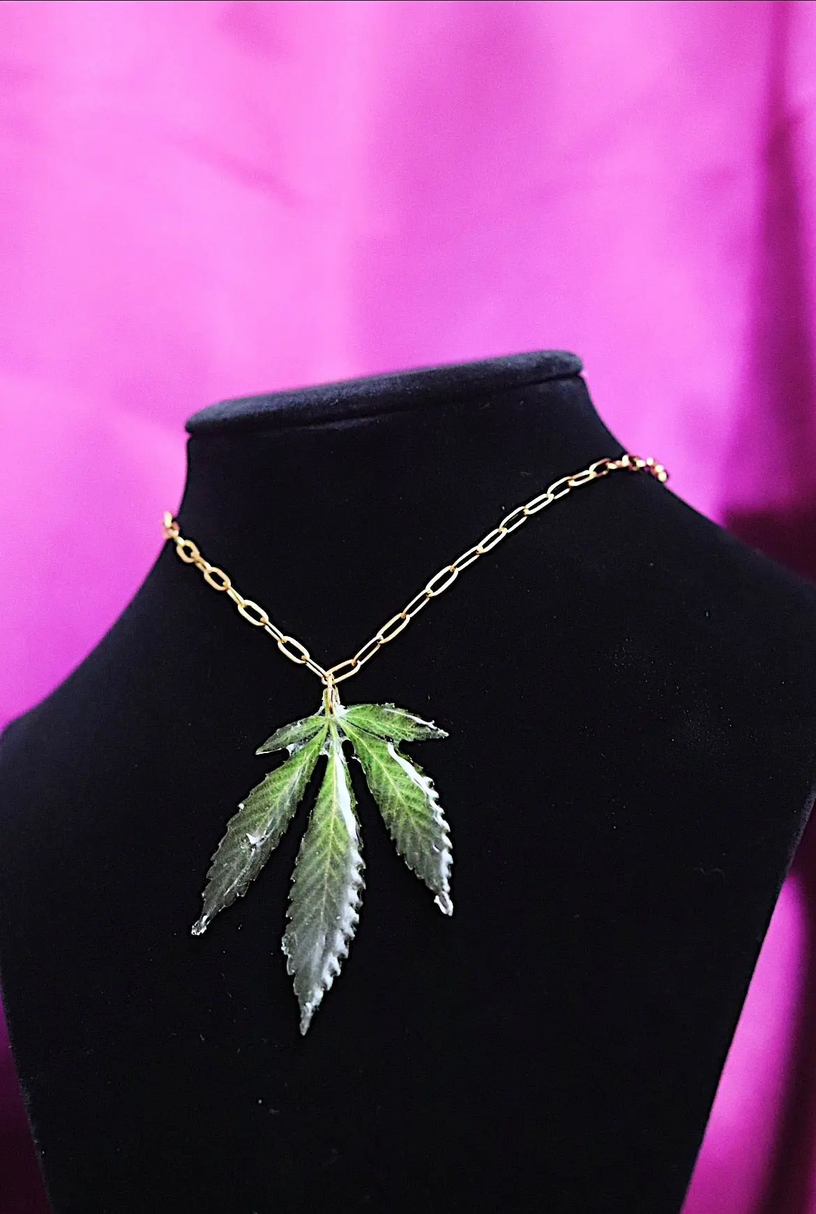 Collares De Hoja - The Hemp Leaf Necklaces Ranchera Familia