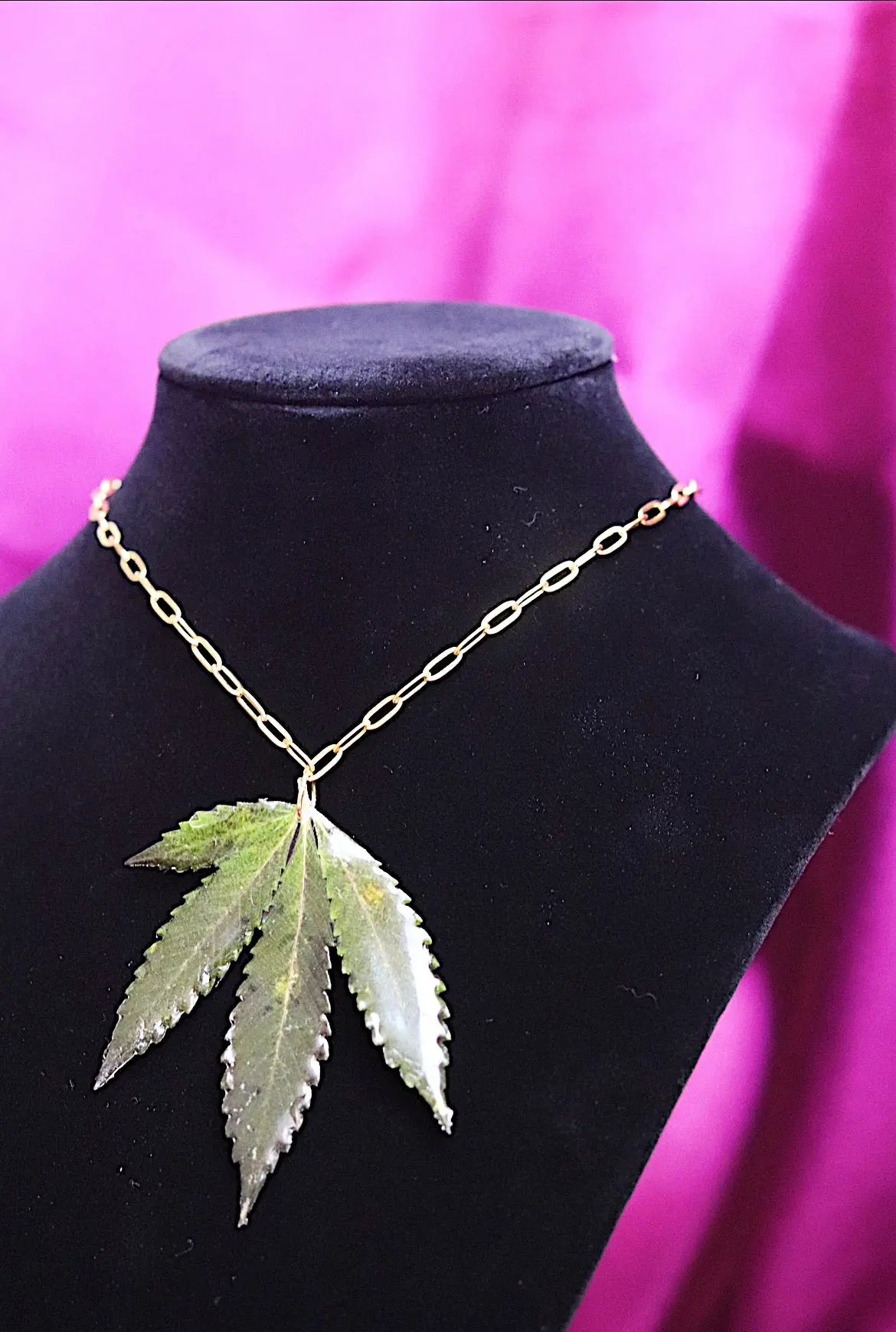 Collares De Hoja - The Hemp Leaf Necklaces Ranchera Familia